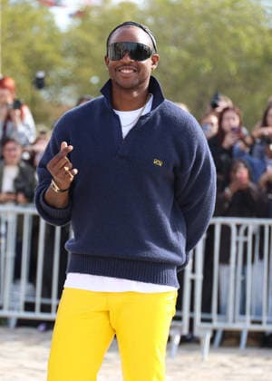 Akinola Davies Jr. arrives at the Loewe Women s Ready-to-Wear Spring Summer 2027 show during Paris Fashion Week (PFW) on the Esplanade Saint-Louis in Paris, France, on October 2, 2026. Denis Guignebourg, Bestimage. Arrivals at the Loewe Women’s Ready-to-Wear Spring Summer 2027 show as part of Paris Fashion Week on October 2, 2026, in Paris, France. Paris, France  Copyright: xDenisxGuignebourgx xBestimagexDenisxGuignebourgx xBestimagex