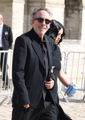 Tim Burton and his daughter Nell arrive at the Loewe Women s Ready-to-Wear Spring Summer 2027 show during Paris Fashion Week (PFW) on the Esplanade Saint-Louis in Paris, France, on October 2, 2026. Denis Guignebourg, Bestimage. Arrivals at the Loewe Women’s Ready-to-Wear Spring Summer 2027 show as part of Paris Fashion Week on October 2, 2026, in Paris, France. Paris, France  Copyright: xDenisxGuignebourgx xBestimagexDenisxGuignebourgx xBestimagex