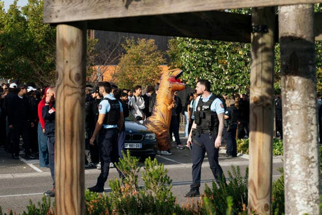 High School Student Protests Spread Across France - Montauban A student wearing an inflatable costume, surrounded by young people and police officers. Blockades at the Bourdelle and Michelet secondary schools in Montauban. The students protest continues this Friday, 2 October, in Occitanie and across all regions of France. In Montauban, police are securing the Antoine Bourdelle secondary school, where several rubbish bins have been set alight. France, Montauban, 2 October 2026. Photo by Patricia Huchot-Boissier ABACAPRESS.COM Montauban OCCITANIE France  Copyright: xHuchot-BoissierxPatricia ABACAx