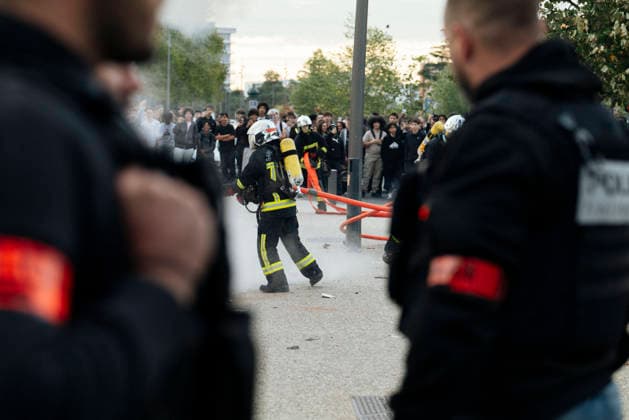 High School Student Protests Spread Across France - Montauban Firefighters are putting out a fire in the rubbish bins at Antoine Bourdelle High School. Blockades at the Bourdelle and Michelet secondary schools in Montauban. The students protest continues this Friday, 2 October, in Occitanie and across all regions of France. In Montauban, police are securing the Antoine Bourdelle secondary school, where several rubbish bins have been set alight. France, Montauban, 2 October 2026. Photo by Patricia Huchot-Boissier ABACAPRESS.COM Montauban OCCITANIE France  Copyright: xHuchot-BoissierxPatricia ABACAx