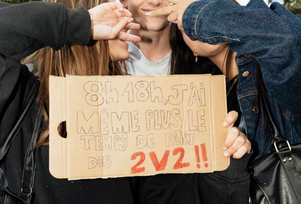 High School Student Protests Spread Across France - Montauban Three sixth-formers holding a placard – 8am–6pm – I don t even have time for 2v2s anymore!!. Blockades at the Bourdelle and Michelet secondary schools in Montauban. The students protest continues this Friday, 2 October, in Occitanie and across all regions of France. In Montauban, police are securing the Antoine Bourdelle secondary school, where several rubbish bins have been set alight. France, Montauban, 2 October 2026. Photo by Patricia Huchot-Boissier ABACAPRESS.COM Montauban OCCITANIE France  Copyright: xHuchot-BoissierxPatricia ABACAx