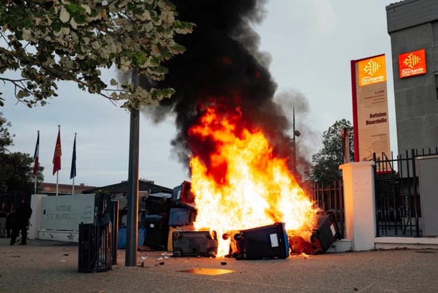 High School Student Protests Spread Across France - Montauban A fire involving rubbish bins in front of Antoine Bourdelle Sixth Form College. Blockades at the Bourdelle and Michelet secondary schools in Montauban. The students protest continues this Friday, 2 October, in Occitanie and across all regions of France. In Montauban, police are securing the Antoine Bourdelle secondary school, where several rubbish bins have been set alight. France, Montauban, 2 October 2026. Photo by Patricia Huchot-Boissier ABACAPRESS.COM Montauban OCCITANIE France  Copyright: xHuchot-BoissierxPatricia ABACAx