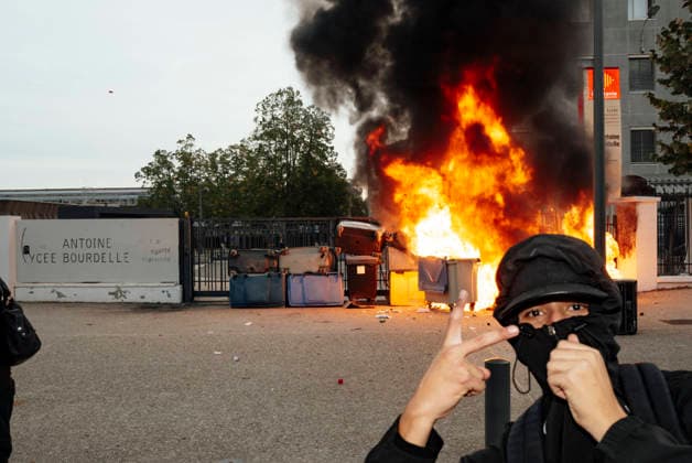 News Bilder des Tages High School Student Protests Spread Across France - Montauban Young people standing in front of burning rubbish bins outside Antoine Bourdelle High School. Blockades at the Bourdelle and Michelet secondary schools in Montauban. The students protest continues this Friday, 2 October, in Occitanie and across all regions of France. In Montauban, police are securing the Antoine Bourdelle secondary school, where several rubbish bins have been set alight. France, Montauban, 2 October 2026. Photo by Patricia Huchot-Boissier ABACAPRESS.COM Montauban OCCITANIE France  Copyright: xHuchot-BoissierxPatricia ABACAx