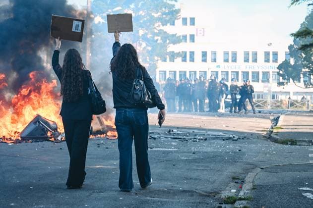 HIGH SCHOOL STUDENT PROTEST PHOTOPQR OUEST FRANCE ELSA RANCEL OUEST FRANCE SAINT BRIEUC OCTOBER 2, 2026 In Saint-Brieuc, in the Côtes-d’Armor department, the high school student protest continues. Early this morning, high school students and law enforcement have been on high alert. In front of the Freyssinet High School in Saint-Brieuc, a large fire has been set. National police officers charge the crowd and fire tear gas, while some youths retaliate with glass bottles. Photo: ELSA RANCEL, OUEST FRANCE. France: Fires have broken out at several schools in France as students protest by blockading educational institutions nationwide over school funding and learning conditions. SAINT BRIEUC, France  Copyright: xPHOTOPQR OUESTxFRANCE MAXPPPxELSAxRANCELx xOUEST-FRANCEx 20261002OFR1722 20261002OFR1722