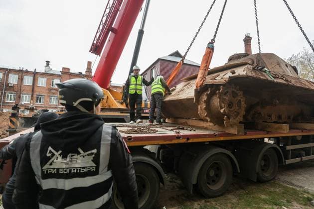 Employees of the Three Heroes company are preparing the German Panther tank (Panzerkampfwagen V Panther), discovered during construction work on the territory of the Kazan National Research Technological University (KNRTU-KHTI), for shipment to the museum complex of civil and military equipment of the UMMC Sverdlovsk region. AndreyxTitov