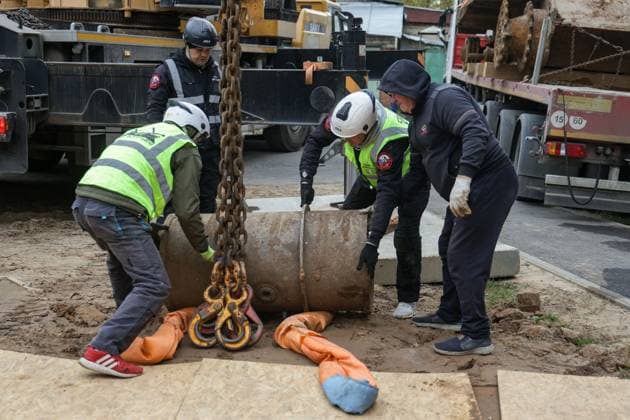 Employees of the Three Heroes company are preparing the German Panther tank (Panzerkampfwagen V Panther), discovered during construction work on the territory of the Kazan National Research Technological University (KNRTU-KHTI), for shipment to the museum complex of civil and military equipment of the UMMC Sverdlovsk region. AndreyxTitov