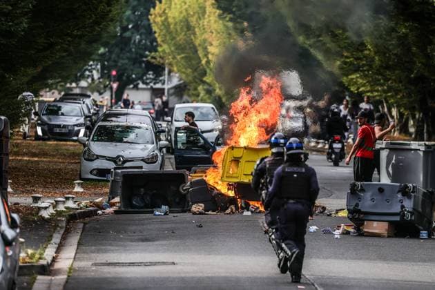 High school blockades, student protests, clashes with law enforcement PHOTOPQR SUD OUEST David Le Deodic Pau October 2, 2026 High school blockades, student protests, tension with law enforcement, in Pau on October 2, 2026 High school students from Barthou, Saint John Perse, Saint Cricq, and Baradat gathered France Fires have broken out at several schools in France, as students protest by blockading educational institutions nationwide over school funding and learning conditions Pau BEARN France Copyright: xPHOTOPQR SUDxOUEST MAXPPPxDavidxLexDeodicx 20261002SDO1816 20261002SDO1816