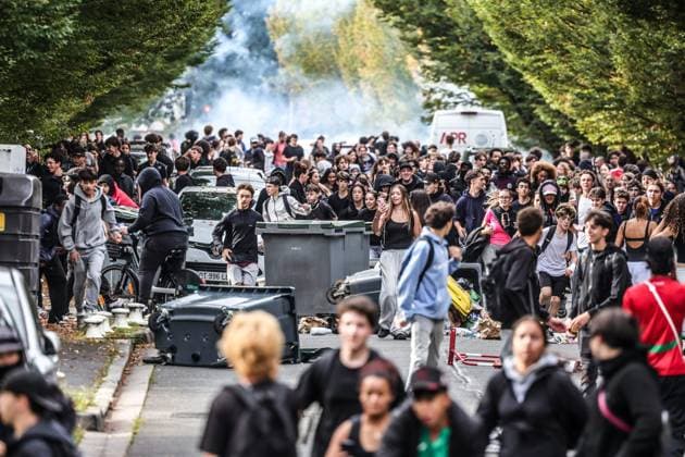 High school blockades, student protests, clashes with law enforcement PHOTOPQR SUD OUEST David Le Deodic Pau October 2, 2026 High school blockades, student protests, tension with law enforcement, in Pau on October 2, 2026 High school students from Barthou, Saint John Perse, Saint Cricq, and Baradat gathered France Fires have broken out at several schools in France, as students protest by blockading educational institutions nationwide over school funding and learning conditions Pau BEARN France Copyright: xPHOTOPQR SUDxOUEST MAXPPPxDavidxLexDeodicx 20261002SDO1818 20261002SDO1818