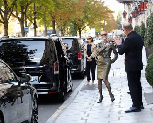 Céline Dion was cheered by her fans as she left the Royal Monceau Hotel, before heading to the Paris La Défense Arena to continue her concert series, October 2, 2026 Marc Ausset Lacroix Bestimage Céline Dion is cheered by fans as she leaves the Royal Monceau Hotel, before heading to the Paris La Défense Arena to continue her concert series on October 2, 2026 Paris, France  Copyright: xMarcxAussetxLacroixx xBestimagexMarcxAussetxLacroixx xBestimagex