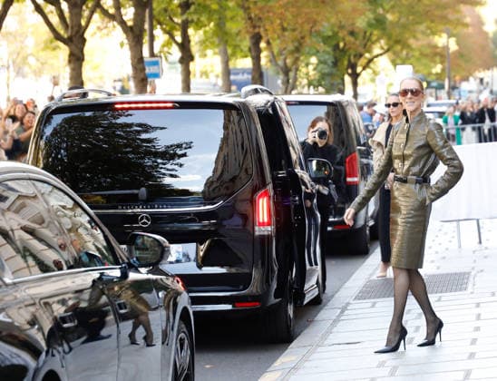 Céline Dion was cheered by her fans as she left the Royal Monceau Hotel, before heading to the Paris La Défense Arena to continue her concert series, October 2, 2026 Marc Ausset Lacroix Bestimage Céline Dion is cheered by fans as she leaves the Royal Monceau Hotel, before heading to the Paris La Défense Arena to continue her concert series on October 2, 2026 Paris, France  Copyright: xMarcxAussetxLacroixx xBestimagexMarcxAussetxLacroixx xBestimagex