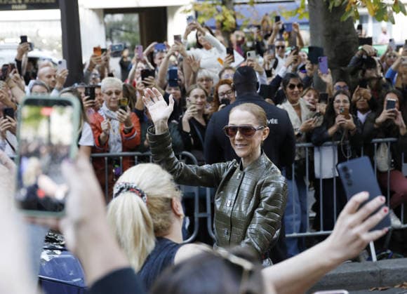 Céline Dion was cheered by her fans as she left the Royal Monceau Hotel, before heading to the Paris La Défense Arena to continue her concert series, October 2, 2026 Marc Ausset Lacroix Bestimage Céline Dion is cheered by fans as she leaves the Royal Monceau Hotel, before heading to the Paris La Défense Arena to continue her concert series on October 2, 2026 Paris, France  Copyright: xMarcxAussetxLacroixx xBestimagexMarcxAussetxLacroixx xBestimagex