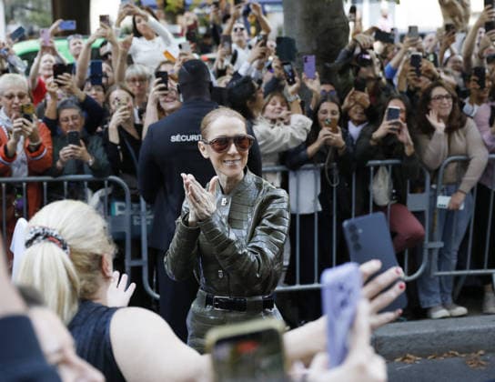 Céline Dion was cheered by her fans as she left the Royal Monceau Hotel, before heading to the Paris La Défense Arena to continue her concert series, October 2, 2026 Marc Ausset Lacroix Bestimage Céline Dion is cheered by fans as she leaves the Royal Monceau Hotel, before heading to the Paris La Défense Arena to continue her concert series on October 2, 2026 Paris, France  Copyright: xMarcxAussetxLacroixx xBestimagexMarcxAussetxLacroixx xBestimagex
