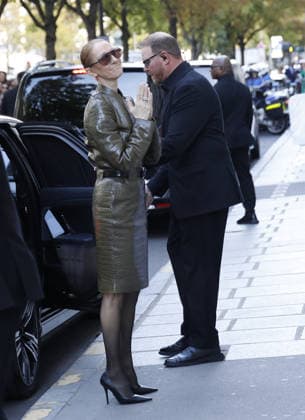 Céline Dion was cheered by her fans as she left the Royal Monceau Hotel, before heading to the Paris La Défense Arena to continue her concert series, October 2, 2026 Marc Ausset Lacroix Bestimage Céline Dion is cheered by fans as she leaves the Royal Monceau Hotel, before heading to the Paris La Défense Arena to continue her concert series on October 2, 2026 Paris, France  Copyright: xMarcxAussetxLacroixx xBestimagexMarcxAussetxLacroixx xBestimagex
