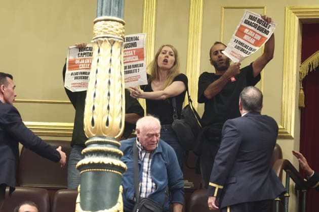 Congress Votes on Housing Decrees Members of the Tenants’ Union protest during a plenary session in the Congress of Deputies on October 2, 2026, in Madrid, Spain. Congress is voting today on whether to ratify or repeal the two Royal Decrees on housing issued by the government this week in the Official State Gazette (BOE). Specifically, these are Royal Decree-Law 26 2026, dated September 29, which adopts urgent measures to protect the social function of housing and expand the supply of affordable housing, and Royal Decree-Law 27 2026, dated September 29, adopting urgent measures to strengthen the stability of lease agreements for primary residences. OCTOBER 2, 2026 Madrid, Madrid, Spain Copyright: xEduardoxParrax 7815595