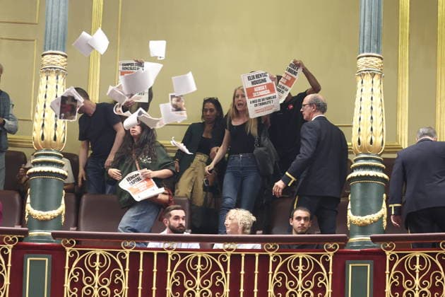 Congress Votes on Housing Decrees Members of the Tenants’ Union protest during a plenary session in the Congress of Deputies on October 2, 2026, in Madrid, Spain. Congress is voting today on whether to ratify or repeal the two Royal Decrees on housing issued by the government this week in the Official State Gazette (BOE). Specifically, these are Royal Decree-Law 26 2026, dated September 29, which adopts urgent measures to protect the social function of housing and expand the supply of affordable housing, and Royal Decree-Law 27 2026, dated September 29, adopting urgent measures to strengthen the stability of lease agreements for primary residences. OCTOBER 2, 2026 Madrid, Madrid, Spain Copyright: xEduardoxParrax 7815596