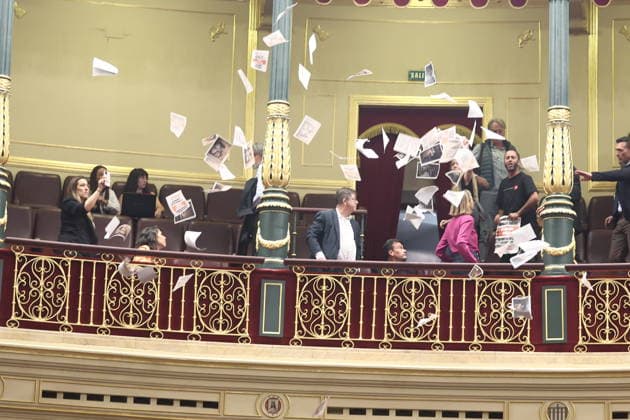 Congress Votes on Housing Decrees Members of the Tenants’ Union protest during a plenary session in the Congress of Deputies on October 2, 2026, in Madrid, Spain. Congress is voting today on whether to ratify or repeal the two Royal Decrees on housing issued by the government this week in the Official State Gazette (BOE). Specifically, these are Royal Decree-Law 26 2026, dated September 29, which adopts urgent measures to protect the social function of housing and expand the supply of affordable housing, and Royal Decree-Law 27 2026, dated September 29, adopting urgent measures to strengthen the stability of lease agreements for primary residences. OCTOBER 2, 2026 Madrid, Madrid, Spain Copyright: xEduardoxParrax 7815598
