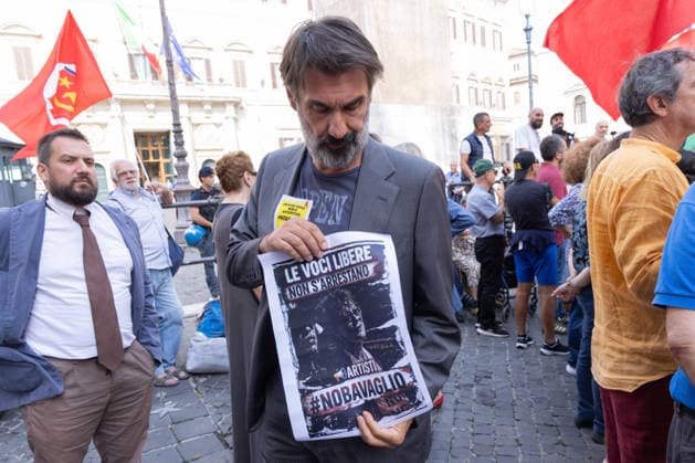 IPA89220704 - Actor Fabrizio Gifuni during the protest in Piazza Montecitorio in Rome against the passage of the Anti-Semitism Decree-Law  Copyright: xMatteoxNardonex xx IPA89220704