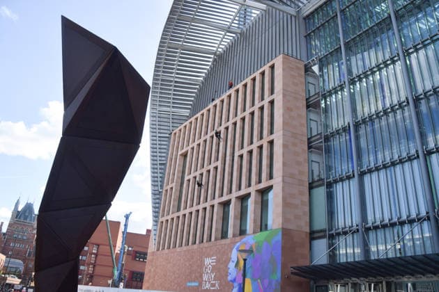 October 2, 2026, London, England, United Kingdom: People abseil down the Francis Crick Institute building to raise money for Cancer Research UK. London United Kingdom - ZUMAv130 20261002_zip_v130_005 Copyright: xVukxValcicx