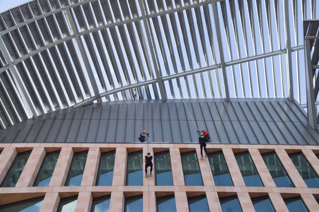 October 2, 2026, London, England, United Kingdom: People abseil down the Francis Crick Institute building to raise money for Cancer Research UK. London United Kingdom - ZUMAv130 20261002_zip_v130_006 Copyright: xVukxValcicx