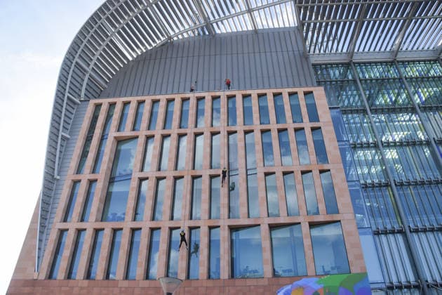 October 2, 2026, London, England, United Kingdom: People abseil down the Francis Crick Institute building to raise money for Cancer Research UK. London United Kingdom - ZUMAv130 20261002_zip_v130_012 Copyright: xVukxValcicx