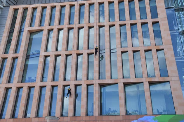 October 2, 2026, London, England, United Kingdom: People abseil down the Francis Crick Institute building to raise money for Cancer Research UK. London United Kingdom - ZUMAv130 20261002_zip_v130_013 Copyright: xVukxValcicx