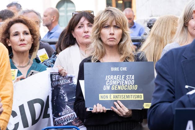 IPA89220750 - Actress Loredana Cannata during the protest in Piazza Montecitorio in Rome against the passage of the Anti-Semitism Decree-Law  Copyright: xMatteoxNardonex xx IPA89220750