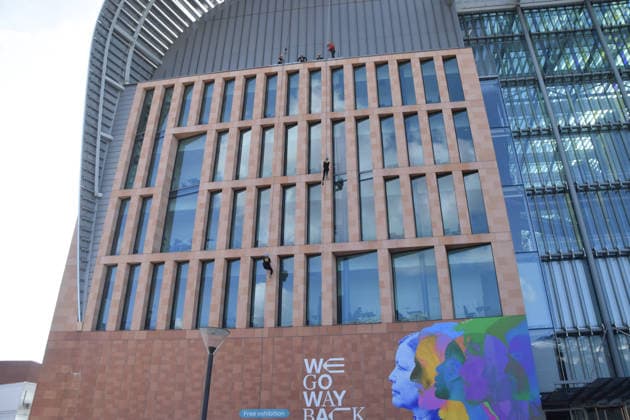 October 2, 2026, London, England, United Kingdom: People abseil down the Francis Crick Institute building to raise money for Cancer Research UK. London United Kingdom  - ZUMAv130 20261002_zip_v130_010 Copyright: xVukxValcicx