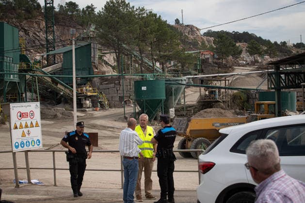 Four workers were injured, one seriously, following an explosion at a quarry in O Porrino, Pontevedra. Several people were at the scene of the incident on October 2, 2026, in O Porrino, Pontevedra, Galicia, Spain. Four workers have been injured, one of them seriously, following an explosion this Friday at a quarry located in the Pontevedra town of O Porrino. According to 112 Galicia, emergency crews are still working at the scene of the accident at this time, after the Integrated Emergency Response Center received a call at approximately 1:10 p.m. from a member of the public requesting medical assistance for several injured workers following an explosion at a quarry in the parish of Atios. OCTOBER 2, 2026 INCIDENT EXPLOSIONINJURIES QUARRY Copyright: xAdrianxIragox 7815697