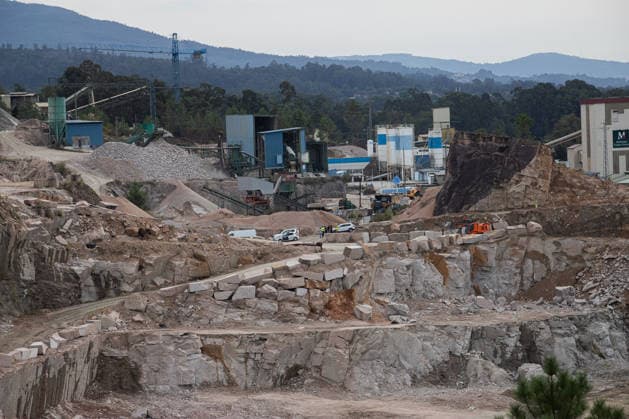 Four workers were injured, one seriously, following an explosion at a quarry in O Porrino, Pontevedra. Scene of the incident, October 2, 2026, in O Porrino, Pontevedra, Galicia, Spain. Four workers were injured, one seriously, following an explosion this Friday at a quarry located in the Pontevedra town of O Porrino. According to 112 Galicia, emergency crews are still working at the scene of the accident at this time, after the Integrated Emergency Response Center received a call at approximately 1:10 p.m. from a member of the public requesting medical assistance for several injured workers following an explosion at a quarry in the parish of Atios. OCTOBER 2, 2026 INCIDENT EXPLOSIONINJURIES QUARRY ACCIDENT LOCAL POLICE Adriá O Porrino, Pon Copyright: xAdrianxIragox 7815699