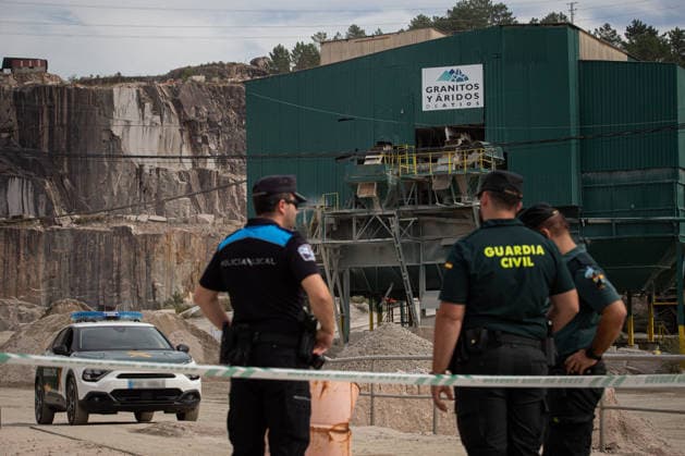 News Bilder des Tages Four workers were injured, one seriously, following an explosion at a quarry in O Porrino, Pontevedra. Several Civil Guard and Local Police officers were at the scene on October 2, 2026, in O Porrino, Pontevedra, Galicia, Spain. Four workers have been injured, one of them seriously, following an explosion this Friday at a quarry located in the Pontevedra town of O Porrino. According to 112 Galicia, emergency teams are still working at the scene of the accident at this time, after the Integrated Emergency Response Center received a call at approximately 1:10 p.m. from a member of the public requesting medical assistance for several injured workers following an explosion at a quarry in the parish of Atios. OCTOBER 2, 2026 EXPLOSION INCIDENTI Copyright: xAdrianxIragox 7815724