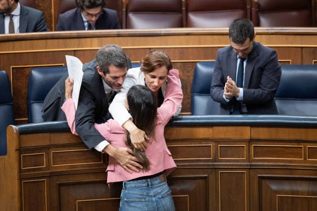 Congress Votes on Housing Decrees Sumar Representative Tesh Sidi, Minister of Culture Ernest Urtasun, and Minister of Health Mónica García during a plenary session in the Congress of Deputies on October 2, 2026, in Madrid, Spain. Congress is voting today on whether to ratify or repeal the two Royal Decrees on housing issued by the government this week in the Official State Gazette (BOE). Specifically, these are Royal Decree-Law 26 2026, dated September 29, which adopts urgent measures to protect the social function of housing and expand the supply of affordable housing, and Royal Decree-Law 27 2026, dated September 29, adopting urgent measures to strengthen the stability of lease agreements for primary residences OCTOBER 2, 2026 Jesús Hell Copyright: xJesusxHellinx 7815734