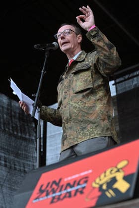 Satiriker und Politiker Martin Sonneborn, Parteivorsitzender der Partei Die PARTEI und Mitglied des Europaeischen Parlaments, spricht am 02.10.2026 vor dem Brandenburger Tor waehrend einer Kundgebung mit dem Motto Unzwingbar - Kein Bock auf Krieg und Wehrpflicht . Zu den Veranstaltern der Demonstration zaehlen unter anderem Attac, die Deutsche Friedensgesellschaft und der Internationale Jugendverband. In einem vorab verbreiteten Aufruf stellten sich die Organisationen etwa gegen eine Wiedereinfuehrung der Wehrpflicht und die Anwerbung Jugendlicher unter 18 Jahren fuer die Bundeswehr. Das Buendnis forderte zudem mehr Geld fuer Bildung, Gesundheit und Soziales statt fuer Krieg. Angekuendigt waren Redebeitraege unter anderem von Gewerkschaf Copyright: epd-bild ChristianxDitsch epd-Demo_Wehrpflicht10-kopieren