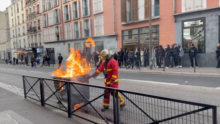 Student Protest - Paris Videograbs - Students are blocking access to the National School of Physical Chemistry and Biology in Paris (ENCPB – Pierre-Gilles-de-Gennes High School) in the 13th arrondissement of Paris during the student protest in Paris, France, on October 2, 2026. Since late September, students have been organizing protests outside their schools to highlight various issues, ranging from class schedules and class sizes to teacher shortages and excessive heat in classrooms during this year’s heat waves. These protests began in Île-de-France, the Paris region, but have now spread to other cities across the country. Photo by CLPRESS ABACAPRESS.COM Paris France  Copyright: xCLPRESS ABACAx