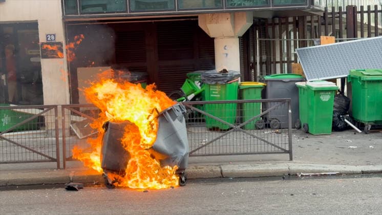 Student Protest - Paris Videograbs - Students are blocking access to the National School of Physical Chemistry and Biology in Paris (ENCPB – Pierre-Gilles-de-Gennes High School) in the 13th arrondissement of Paris during the student protest in Paris, France, on October 2, 2026. Since late September, students have been organizing protests outside their schools to highlight various issues, ranging from class schedules and class sizes to teacher shortages and excessive heat in classrooms during this year’s heat waves. These protests began in Île-de-France, the Paris region, but have now spread to other cities across the country. Photo by CLPRESS ABACAPRESS.COM Paris France  Copyright: xCLPRESS ABACAx