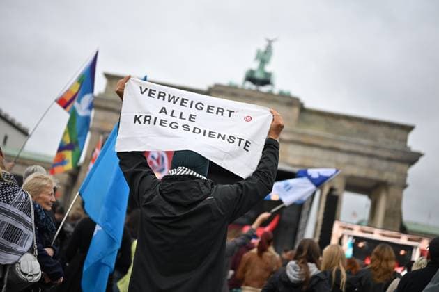Menschen protestieren am 02.10.2026 vor dem Brandenburger Tor unter dem Motto Unzwingbar - Kein Bock auf Krieg und Wehrpflicht . Zu den Veranstaltern der Demonstration zaehlen unter anderem Attac, die Deutsche Friedensgesellschaft und der Internationale Jugendverband. In einem vorab verbreiteten Aufruf stellten sich die Organisationen etwa gegen eine Wiedereinfuehrung der Wehrpflicht und die Anwerbung Jugendlicher unter 18 Jahren fuer die Bundeswehr. Das Buendnis forderte zudem mehr Geld fuer Bildung, Gesundheit und Soziales statt fuer Krieg. Angekuendigt waren Redebeitraege unter anderem von Gewerkschaftern, Schueler- und Studentengruppen und der Schulstreikbewegung. Daneben sollte es Auftritte mehrerer Bands und Musiker geben. (Siehe epd Copyright: epd-bild ChristianxDitsch 14