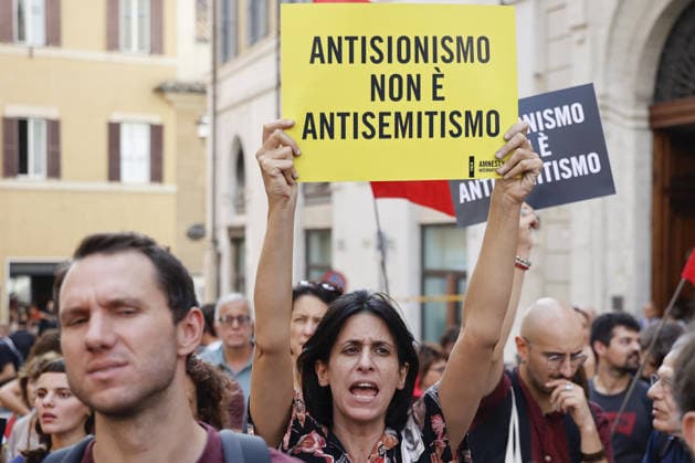 Protest against anti-Semitism bill in Rome ROME, ITALY - OCTOBER 02: Protesters gather outside the Italian Chamber of Deputies in Rome, Italy on October 2, 2026, as lawmakers debate the anti-Semitism bill DDL 1004. Demonstrators argue that the bill could curb criticism of Israel by equating it with racial hatred. Riccardo De Luca Anadolu Rome Italy. Editorial use only. Please get in touch for any other usage.  Copyright: x2026xAnadoluxRiccardoxDexLucax