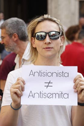 Protest against anti-Semitism bill in Rome ROME, ITALY - OCTOBER 02: Protesters gather outside the Italian Chamber of Deputies in Rome, Italy on October 2, 2026, as lawmakers debate the anti-Semitism bill DDL 1004. Demonstrators argue that the bill could curb criticism of Israel by equating it with racial hatred. Riccardo De Luca Anadolu Rome Italy. Editorial use only. Please get in touch for any other usage.  Copyright: x2026xAnadoluxRiccardoxDexLucax
