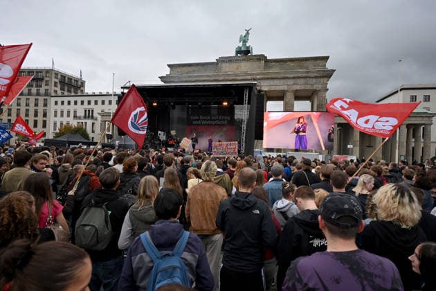 Menschen protestieren am 02.10.2026 vor dem Brandenburger Tor unter dem Motto Unzwingbar - Kein Bock auf Krieg und Wehrpflicht . Zu den Veranstaltern der Demonstration zaehlen unter anderem Attac, die Deutsche Friedensgesellschaft und der Internationale Jugendverband. In einem vorab verbreiteten Aufruf stellten sich die Organisationen etwa gegen eine Wiedereinfuehrung der Wehrpflicht und die Anwerbung Jugendlicher unter 18 Jahren fuer die Bundeswehr. Das Buendnis forderte zudem mehr Geld fuer Bildung, Gesundheit und Soziales statt fuer Krieg. Angekuendigt waren Redebeitraege unter anderem von Gewerkschaftern, Schueler- und Studentengruppen und der Schulstreikbewegung. Daneben sollte es Auftritte mehrerer Bands und Musiker geben. (Siehe epd Copyright: epd-bild ChristianxDitsch 19