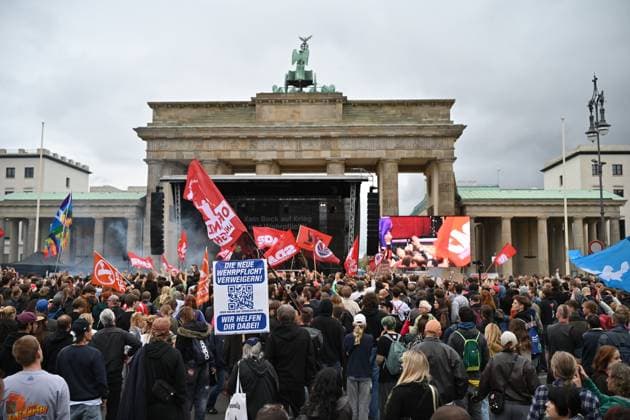 Menschen protestieren am 02.10.2026 vor dem Brandenburger Tor unter dem Motto Unzwingbar - Kein Bock auf Krieg und Wehrpflicht . Zu den Veranstaltern der Demonstration zaehlen unter anderem Attac, die Deutsche Friedensgesellschaft und der Internationale Jugendverband. In einem vorab verbreiteten Aufruf stellten sich die Organisationen etwa gegen eine Wiedereinfuehrung der Wehrpflicht und die Anwerbung Jugendlicher unter 18 Jahren fuer die Bundeswehr. Das Buendnis forderte zudem mehr Geld fuer Bildung, Gesundheit und Soziales statt fuer Krieg. Angekuendigt waren Redebeitraege unter anderem von Gewerkschaftern, Schueler- und Studentengruppen und der Schulstreikbewegung. Daneben sollte es Auftritte mehrerer Bands und Musiker geben. (Siehe epd Copyright: epd-bild ChristianxDitsch 20