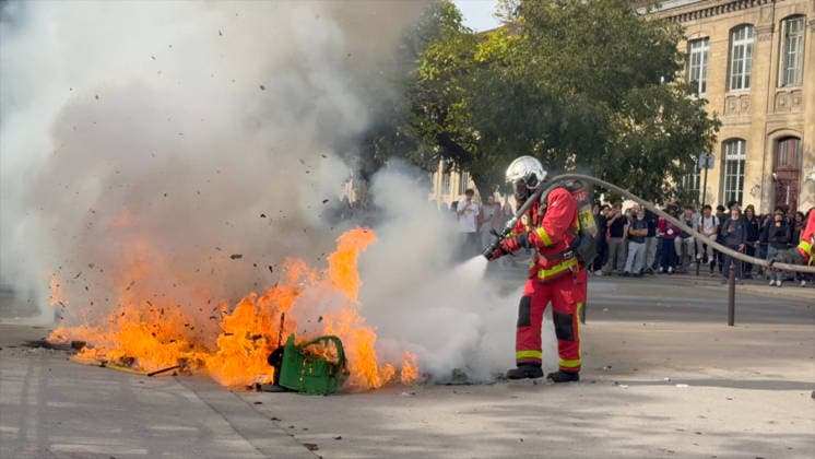 Student Protest at Place de la Nation - Paris Videograbs - Clashes between students and police as protesting students carry out blockading action near place de la Nation, in Paris, on October 2, 2026. Since late September, students have staged protests outside schools over grievances ranging from timetables, class sizes and a shortage of teachers to overheated classrooms during this year s heatwaves. The protests started in the Ile-de-France region around Paris but have now spread to other cities nationwide. Photo by CLPRESS ABACAPRESS.COM Paris France  Copyright: xCLPRESS ABACAx