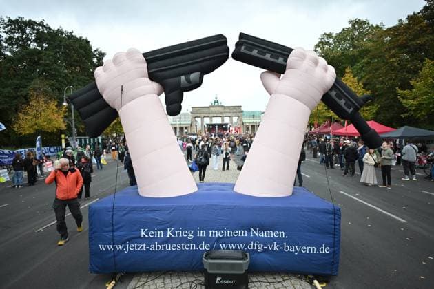 Eine aufblasbare Anti-Kriegs-Plastik am 02.10.2026 waehrend einer Kundgebung vor dem Brandenburger Tor unter dem Motto Unzwingbar - Kein Bock auf Krieg und Wehrpflicht . Zu den Veranstaltern der Demonstration zaehlen unter anderem Attac, die Deutsche Friedensgesellschaft und der Internationale Jugendverband. In einem vorab verbreiteten Aufruf stellten sich die Organisationen etwa gegen eine Wiedereinfuehrung der Wehrpflicht und die Anwerbung Jugendlicher unter 18 Jahren fuer die Bundeswehr. Das Buendnis forderte zudem mehr Geld fuer Bildung, Gesundheit und Soziales statt fuer Krieg. Angekuendigt waren Redebeitraege unter anderem von Gewerkschaftern, Schueler- und Studentengruppen und der Schulstreikbewegung. Daneben sollte es Auftritte meh Copyright: epd-bild ChristianxDitsch epd-Demo_Wehrpflicht22-kopieren