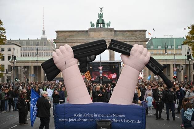 News Bilder des Tages Eine aufblasbare Anti-Kriegs-Plastik am 02.10.2026 waehrend einer Kundgebung vor dem Brandenburger Tor unter dem Motto Unzwingbar - Kein Bock auf Krieg und Wehrpflicht . Zu den Veranstaltern der Demonstration zaehlen unter anderem Attac, die Deutsche Friedensgesellschaft und der Internationale Jugendverband. In einem vorab verbreiteten Aufruf stellten sich die Organisationen etwa gegen eine Wiedereinfuehrung der Wehrpflicht und die Anwerbung Jugendlicher unter 18 Jahren fuer die Bundeswehr. Das Buendnis forderte zudem mehr Geld fuer Bildung, Gesundheit und Soziales statt fuer Krieg. Angekuendigt waren Redebeitraege unter anderem von Gewerkschaftern, Schueler- und Studentengruppen und der Schulstreikbewegung. Daneben sollte es Auftritte meh Copyright: epd-bild ChristianxDitsch epd-Demo_Wehrpflicht23-kopieren