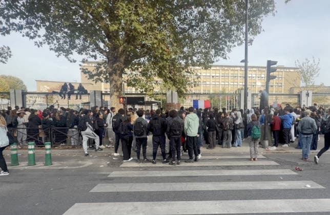 High School Blockades in France - School Buildings Facades Set on Fire Videograbs - students carry out blockading actions in Paris,France, on October 2, 2026. Since late September, students have staged protests outside schools over grievances ranging from timetables, class sizes and a shortage of teachers to overheated classrooms during this year s heatwaves. The protests started in the Ile-de-France region around Paris but have now spread to other cities nationwide. Photo by CLPRESS ABACAPRESS.COM France  Copyright: xCLPRESS ABACAx