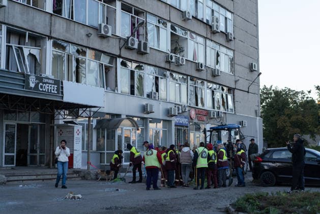 News Bilder des Tages Guided bombs strike residential area in Kharkiv KHARKIV, UKRAINE - OCTOBER 2: Emergency crews conduct debris removal operations at the scene after two guided bombs strike the city of Kharkiv, Ukraine, killing two people and injuring more than 30 others, on October 2, 2026. More than 20 houses are damaged in the attack as teams continue cleanup and recovery efforts. Carlo Bravo Anadolu Kharkivs ka Oblast Ukraine. Editorial use only. Please get in touch for any other usage.  Copyright: x2026xAnadoluxCarloxBravox