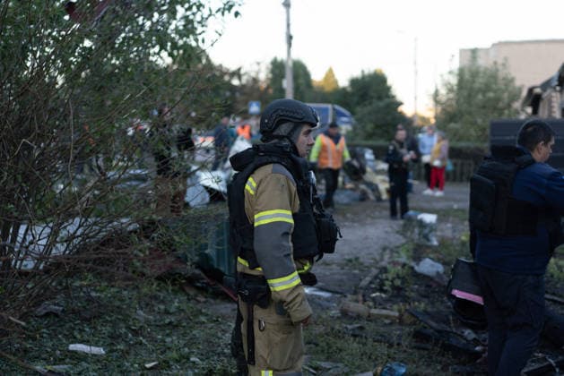 Guided bombs strike residential area in Kharkiv KHARKIV, UKRAINE - OCTOBER 2: Emergency crews conduct debris removal operations at the scene after two guided bombs strike the city of Kharkiv, Ukraine, killing two people and injuring more than 30 others, on October 2, 2026. More than 20 houses are damaged in the attack as teams continue cleanup and recovery efforts. Carlo Bravo Anadolu Kharkivs ka Oblast Ukraine. Editorial use only. Please get in touch for any other usage.  Copyright: x2026xAnadoluxCarloxBravox