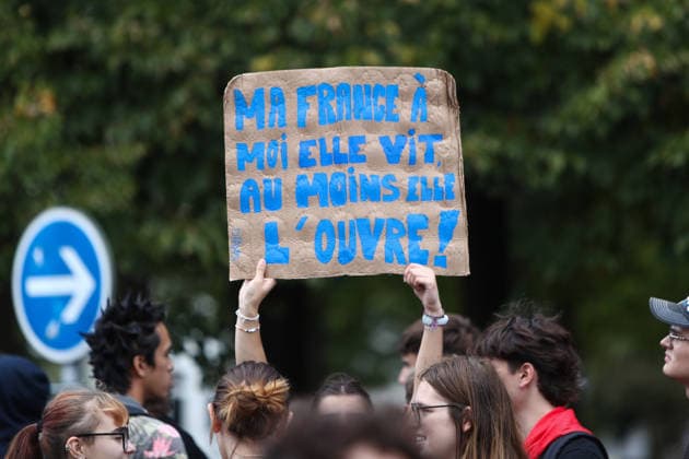 October 2, 2026, Bayonne, Nouvelle Aquitaine, France: A protester holds up a cardboard sign reading My France, at least she s alive, at least she speaks up! during a demonstration in Bayonne, southwestern France, on October 2, 2026, against overcrowded classes and a lack of resources. The movement, which began in the Paris region a week ago, has spread across France, with hundreds of high schools blocked. Bayonne France - ZUMAb298 20261002_zsp_b298_004 Copyright: xJulesxBuonx