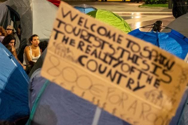 Housing activists continue Barcelona encampment BARCELONA, SPAIN, OCTOBER 1, 2026: Housing activists spend a second day at an encampment in Placa de Catalunya in central Barcelona in solidarity with the housing protest at Puerta del Sol in Madrid. Around 50 tents were set up at the Barcelona camp as participants continued to demand stronger housing protections and measures against evictions ahead of a parliamentary vote on government housing decrees. Barcelona Catalonia Spain Copyright: x xMiguelxGalmÃ sx xJNAxPressx
