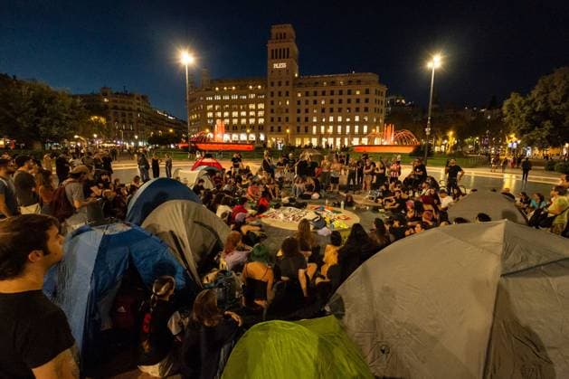 Housing activists continue Barcelona encampment BARCELONA, SPAIN, OCTOBER 1, 2026: Housing activists spend a second day at an encampment in Placa de Catalunya in central Barcelona in solidarity with the housing protest at Puerta del Sol in Madrid. Around 50 tents were set up at the Barcelona camp as participants continued to demand stronger housing protections and measures against evictions ahead of a parliamentary vote on government housing decrees. Barcelona Catalonia Spain Copyright: x xMiguelxGalmÃ sx xJNAxPressx