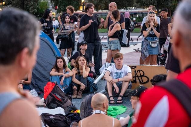 Housing activists continue Barcelona encampment BARCELONA, SPAIN, OCTOBER 1, 2026: Housing activists spend a second day at an encampment in Placa de Catalunya in central Barcelona in solidarity with the housing protest at Puerta del Sol in Madrid. Around 50 tents were set up at the Barcelona camp as participants continued to demand stronger housing protections and measures against evictions ahead of a parliamentary vote on government housing decrees. Barcelona Catalonia Spain Copyright: x xMiguelxGalmÃ sx xJNAxPressx