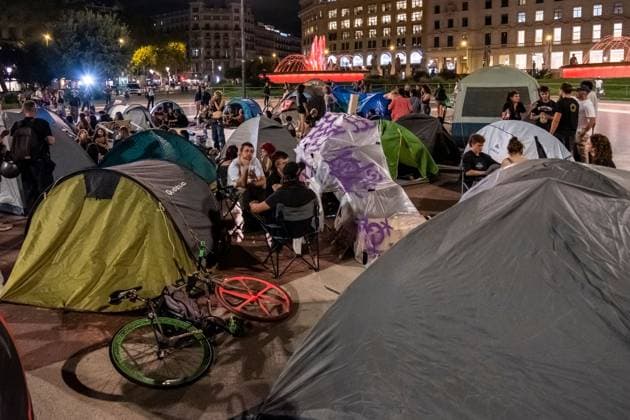 Housing activists continue Barcelona encampment BARCELONA, SPAIN, OCTOBER 1, 2026: Housing activists spend a second day at an encampment in Placa de Catalunya in central Barcelona in solidarity with the housing protest at Puerta del Sol in Madrid. Around 50 tents were set up at the Barcelona camp as participants continued to demand stronger housing protections and measures against evictions ahead of a parliamentary vote on government housing decrees. Barcelona Catalonia Spain Copyright: x xMiguelxGalmÃ sx xJNAxPressx